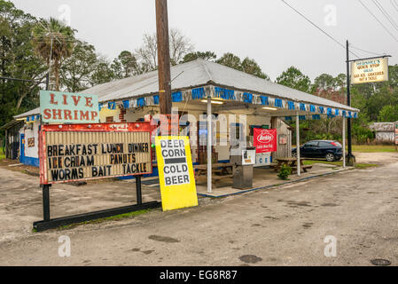 Vintage Zapfsäule und einen Gemischtwarenladen auf uns Highway 19, in der Nähe von Cedar Key Florida Stockfoto