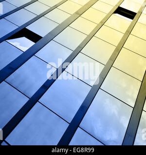 Windows Büro Gebäude und Himmel Reflexion Stockfoto