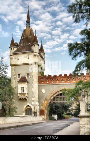 Tor der Burg Vajdahunyad in Budapest, Ungarn Stockfoto