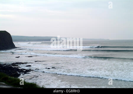 lange perfekte Wellen an Lahinch, Irland ziehen Sie über den Strand an der unberührten Westküste Irlands. Stockfoto