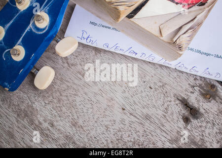 Ukulele und Musik Bücher auf einem hölzernen Stockfoto