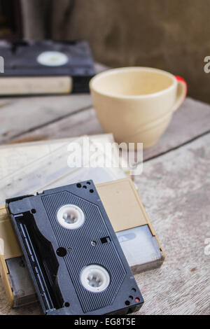 Altes schwarzes Klebeband auf einem Holztisch. Stockfoto