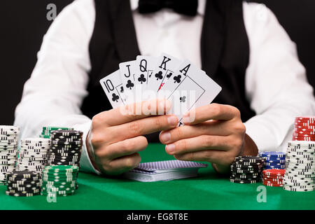 Poker-Spieler mit Karten und Chips im casino Stockfoto