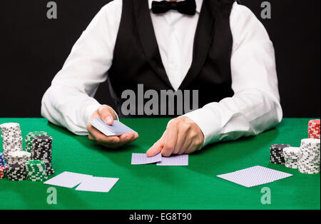 Holdem-Händler mit Spielkarten und Casino-chips Stockfoto