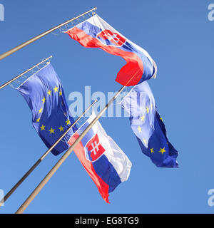 Flaggen der Europäischen Union und der Slowakei im wind Stockfoto