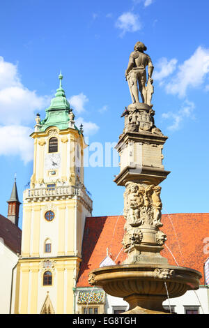 Glockenturm und Roland Fountain am Hauptplatz in Bratislava, Slowakei Stockfoto