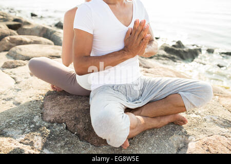 Nahaufnahme des Paares machen Yoga-Übungen im freien Stockfoto