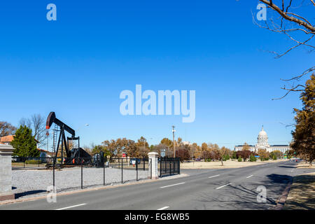 Ölquelle auf N Lincoln Boulevard mit der Oklahoma State Capitol in der Ferne, Oklahoma City, OK, USA Stockfoto