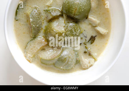 Ansicht von oben grün Pouletcurry in Schüssel Stockfoto