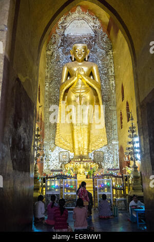 Riesige Gold standing Buddha, eine der vier großen Statuen nach Himmelsrichtungen, Ananda buddhistischen Tempel Pagan, Bagan, Burma, Myanmar Stockfoto