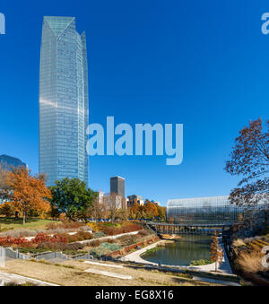 Innenstadt und Devon Tower von Myriad Botanical Gardens mit der Kristall-Brücke rechts, Oklahoma City, OK, USA Stockfoto