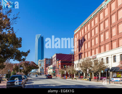 East Sheridan Avenue, mit Blick auf die Devon-Turm in der historischen Bricktown District von Oklahoma City, OK, USA Stockfoto