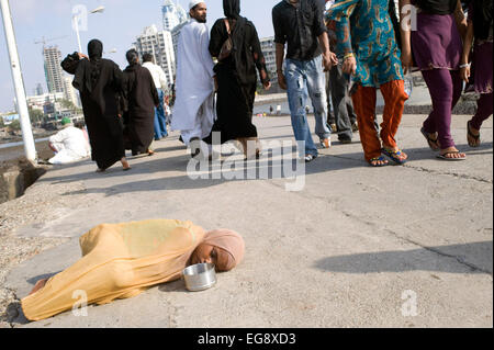 Bettler angehäuft auf dem Causeway Haji Ali Mosque und Dargah, Mahalaxmi Mumbai. Stockfoto