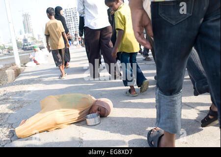 Bettler angehäuft auf dem Causeway Haji Ali Mosque und Dargah, Mahalaxmi Mumbai. Stockfoto