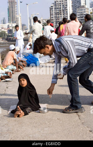 Bettler angehäuft auf dem Causeway Haji Ali Mosque und Dargah, Mahalaxmi Mumbai. Stockfoto