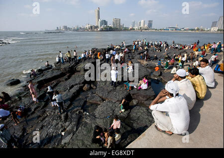 Bettler und Anbeter angehäuft auf dem Causeway, Haji Ali Mosque und Dargah, Mahalaxmi, Mumbai. Mit Blick zurück nach Mumbai erwarten die Bettlern, dass sie Almosen von den Besuchern auf ihrer Rückkehr von der Moschee erhalten, nachdem sie sagte ihre Gebete und erhielt die Segen von Haji Ali - eine renommierte Sufi-Heiligen, dessen Überreste in der Dargah beigesetzt sind. Stockfoto