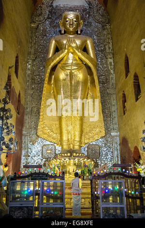 Riesige Gold standing Buddha, eine der vier großen Statuen nach Himmelsrichtungen, Ananda buddhistischen Tempel Pagan, Bagan, Burma, Myanmar Stockfoto