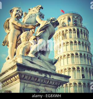 Statue von Engeln auf Piazza dei Miracoli in Pisa und der schiefe Turm, Italien Stockfoto