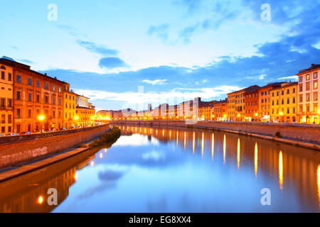 Blick auf Pisa und Arno Fluss bei Sonnenuntergang, Italien Stockfoto