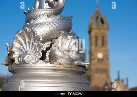 Alte Pfarrkirche, Peebles, Scottish Borders, Anfang 2015.  Im Vordergrund steht eine Laterne auf Tweed-Brücke. Stockfoto