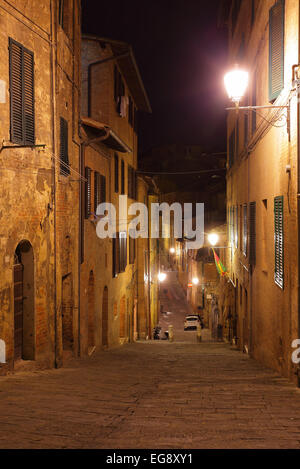 Nachtansicht des mittelalterlichen Straße in Siena, Italien Stockfoto