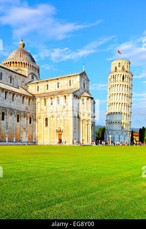 Piazza dei Miracoli in Pisa mit der Basilika und der schiefe Turm, Italien Stockfoto
