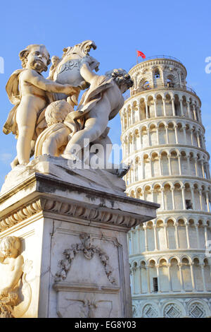 Die Statue von Engeln auf Piazza dei Miracoli in Pisa und der schiefe Turm, Italien Stockfoto