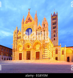 Nacht-Blick auf die Kathedrale von Siena (Duomo di Siena), Italien Stockfoto