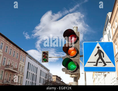 Ampeln und Zebrastreifen unterzeichnen in einer Stadt. Stockfoto