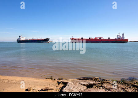 Petroleum Tankwagen unterwegs, Corpus Christi Fahrrinne. Stockfoto