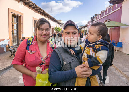 stolze junge mexikanische Brautpaar mit Papa mit kleinen Sohn in Fußgängerzone Straße 16 September San Cristobal de Las Casas Stockfoto