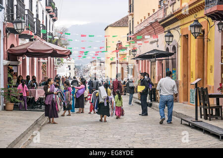 einheimischen Touristen & Tzotzil Inderinnen Textile Anbieter von Stadt von Chamula mischen sich auf einer Straße in San Cristobal de Las Casas Stockfoto