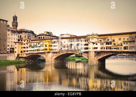 Brücke Ponte Vecchio in Florenz, Italien. Sepia getönt. Stockfoto