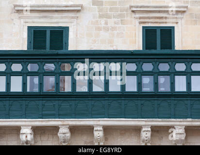 Die hölzernen Balkon des Palastes der Großmeister in Valletta, Malta eingeschlossen. Stockfoto