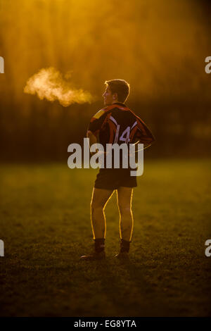 Rugby-Spieler, die Atmung bei kaltem Wetter Stockfoto