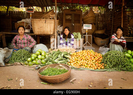 Birmanischen Frauen verkaufen Essen an ihrem Stand in einem Dorfmarkt, Bagan, Myanmar (Burma), Asien Stockfoto