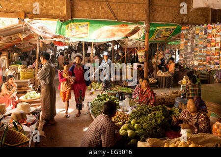 Szene in einen überdachten Dorf Lebensmittelmarkt Nyaung U Dorf, Bagan, Myanmar (Burma), Asien Stockfoto