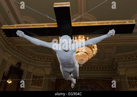 London, UK. 19. Februar 2015. Eine lebensgroße Statue von Pete Doherty gekreuzigt heute war bei Londoner St Marylebone Pfarrkirche im Rahmen der Wechselausstellung "Kreuzweg" vorgestellt. Die lebensgroße Skulptur mit dem Titel "Für Pete es Sake" wurde ursprünglich im Jahr 2008 als eine Zusammenarbeit zwischen Pete Doherty, der Künstler Nick Reynolds und Special-Effects Designer Schoony gemacht. Die Ausstellung "Kreuzweg", kuratiert von Art Below auch verfügt über Werke von anderen Künstlern und wird bis 17. März 2015 für die Öffentlichkeit zugänglich sein. Stockfoto