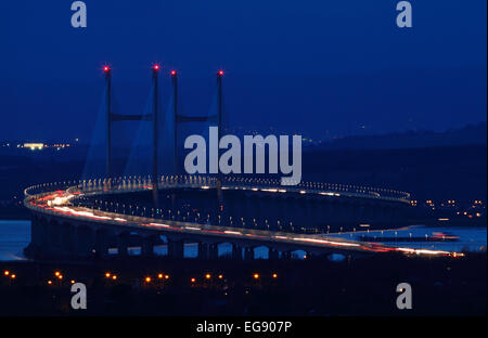 ZWEITE SEVERN Überfahrt von Almondsbury in der Dämmerung.  Dezember 2012. Stockfoto