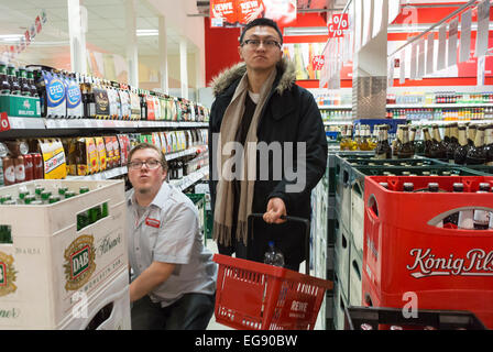 Berlin, Deutschland, Chinese man Shopping in German Supermarket, „Rewe“ Tragekorb, Limonade Softdrinks, Warenkorb, (Asian man is Model veröffentlicht) Innenansicht des Supermarkts, chinesischer Shopper Stockfoto