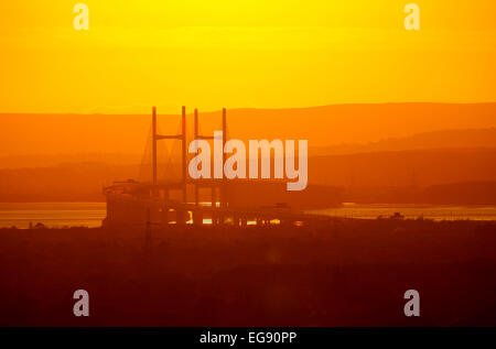 Zweite Severn Überfahrt bei Sonnenuntergang. April 2014 betrachtet von Almondsbury. Stockfoto