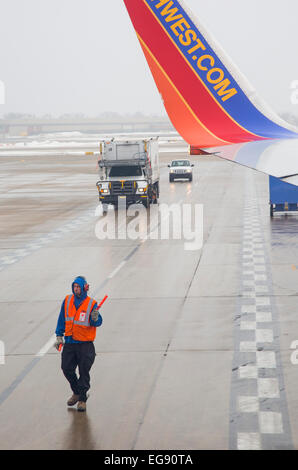 Chicago, Illinois - ein Mitglied des Bodenpersonals Southwest Airlines am Flughafen Midway. Stockfoto