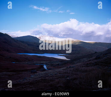 Sonnenlicht fangen Schnee bedeckt Gipfel der Fairfield St Sunday Crag Lakelandpoeten aus Easedale Tarn über Grasmere Cumbria Stockfoto