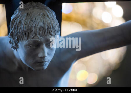 London, UK. 19. Februar 2015. Eine lebensgroße Statue von Pete Doherty gekreuzigt heute war bei Londoner St Marylebone Pfarrkirche im Rahmen der Wechselausstellung "Kreuzweg" vorgestellt. Die lebensgroße Skulptur mit dem Titel "Für Pete es Sake" wurde ursprünglich im Jahr 2008 als eine Zusammenarbeit zwischen Pete Doherty, der Künstler Nick Reynolds und Special-Effects Designer Schoony gemacht. Die Ausstellung "Kreuzweg", kuratiert von Art Below auch verfügt über Werke von anderen Künstlern und wird bis 17. März 2015 für die Öffentlichkeit zugänglich sein. Stockfoto