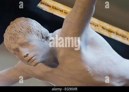 London, UK. 19. Februar 2015. Eine lebensgroße Statue von Pete Doherty gekreuzigt heute war bei Londoner St Marylebone Pfarrkirche im Rahmen der Wechselausstellung "Kreuzweg" vorgestellt. Die lebensgroße Skulptur mit dem Titel "Für Pete es Sake" wurde ursprünglich im Jahr 2008 als eine Zusammenarbeit zwischen Pete Doherty, der Künstler Nick Reynolds und Special-Effects Designer Schoony gemacht. Die Ausstellung "Kreuzweg", kuratiert von Art Below auch verfügt über Werke von anderen Künstlern und wird bis 17. März 2015 für die Öffentlichkeit zugänglich sein. Stockfoto