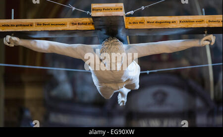 London, UK. 19. Februar 2015. Eine lebensgroße Statue von Pete Doherty gekreuzigt heute war bei Londoner St Marylebone Pfarrkirche im Rahmen der Wechselausstellung "Kreuzweg" vorgestellt. Die lebensgroße Skulptur mit dem Titel "Für Pete es Sake" wurde ursprünglich im Jahr 2008 als eine Zusammenarbeit zwischen Pete Doherty, der Künstler Nick Reynolds und Special-Effects Designer Schoony gemacht. Die Ausstellung "Kreuzweg", kuratiert von Art Below auch verfügt über Werke von anderen Künstlern und wird bis 17. März 2015 für die Öffentlichkeit zugänglich sein. Stockfoto