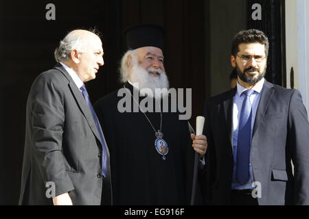 Athen, Griechenland. 19. Februar 2015. Theodore II. Patriarch von Alexandria (Mitte) verlässt der Maximos Villa nach einem Besuch in Alexis Tsipras. Papst und Patriarch von Alexandria und ganz Afrika, Theodore II, von der griechisch-orthodoxen Kirche von Alexandria, besucht dem griechischen Premierminister Alexis Tsipras in seinen Büros in Athen. Bildnachweis: Michael Debets/Pacific Press/Alamy Live-Nachrichten Stockfoto