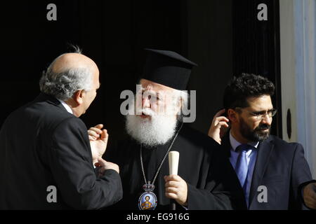 Athen, Griechenland. 19. Februar 2015. Theodore II. Patriarch von Alexandria (Mitte) verlässt der Maximos Villa nach einem Besuch in Alexis Tsipras. Papst und Patriarch von Alexandria und ganz Afrika, Theodore II, von der griechisch-orthodoxen Kirche von Alexandria, besucht dem griechischen Premierminister Alexis Tsipras in seinen Büros in Athen. Bildnachweis: Michael Debets/Pacific Press/Alamy Live-Nachrichten Stockfoto