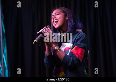 Bala Cynwyd, Pennsylvania, USA. 19. Februar 2015. Sängerin JUSTINE SKYE führt ihre neue hit single "Collide" in den Studios von IHeart bei Power 99 zegit Credit: Ricky Fitchett/ZUMA Draht/Alamy Live News Stockfoto