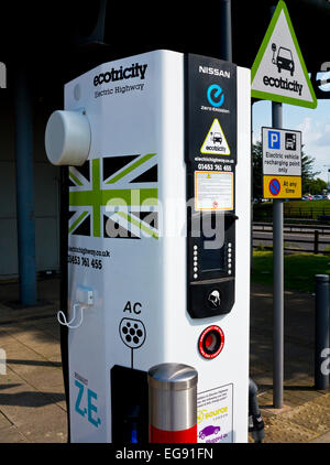 Ecotricity Fahrzeug Ladestation an einer Autobahnraststätte in Großbritannien wird zum Elektro-Autos mit Strom aus erneuerbaren Energiequellen Stockfoto